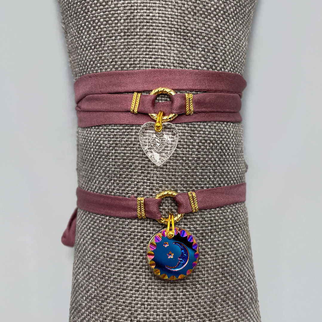 Bracciali con ciondoli in vetro vintage e nastro