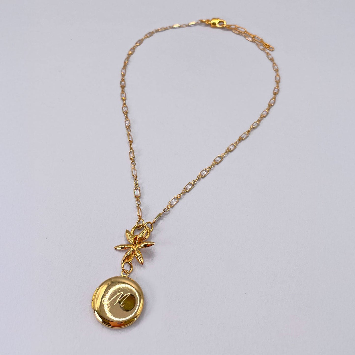 Collana con Medaglione Vintage Tondo e Catena di Zirconi